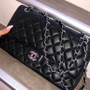 Chanel - Använt flera gånger. Budet ligger på 200kr