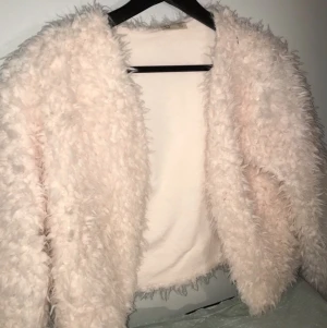 Jätte fin päls jacka/kofta  - Jätte fin pälsjacka/kofta i bra skick, andvänd typ 3 gånger        40kr+frakt