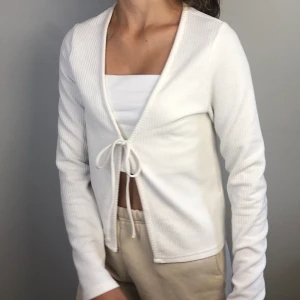 Vit kofta med knytning - Använd sparsamt, köpt på H&M! Buda i kommentarerna :)