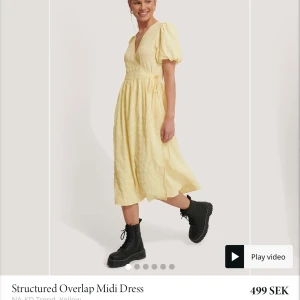 NAKD KLÄNNING  - Ljus gul klänning från NAKD i storlek 34, helt ny och aldrig använd, prislapp kvar och ligger fortfrande nerpackad i plasten, köpt för 500kr