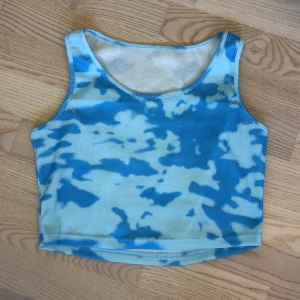 Blå tiedye topp - Super fin och trendig tie dye topp🦋 Aldrig använd utan endas testad, säljer den då den inte passar i storleken💕 kontakta gärna före fler bilder eller frågor