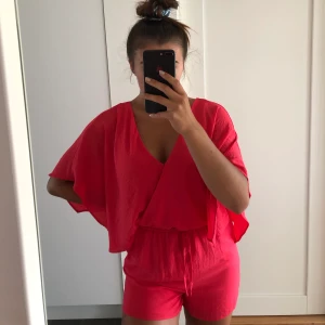 Jumpsuit - Säljer denna somriga jumpsuit/playsuit från Gina Tricot. Använd endast ett fåtal gånger och är därför i fint skick. Köparen står för frakten! 💗