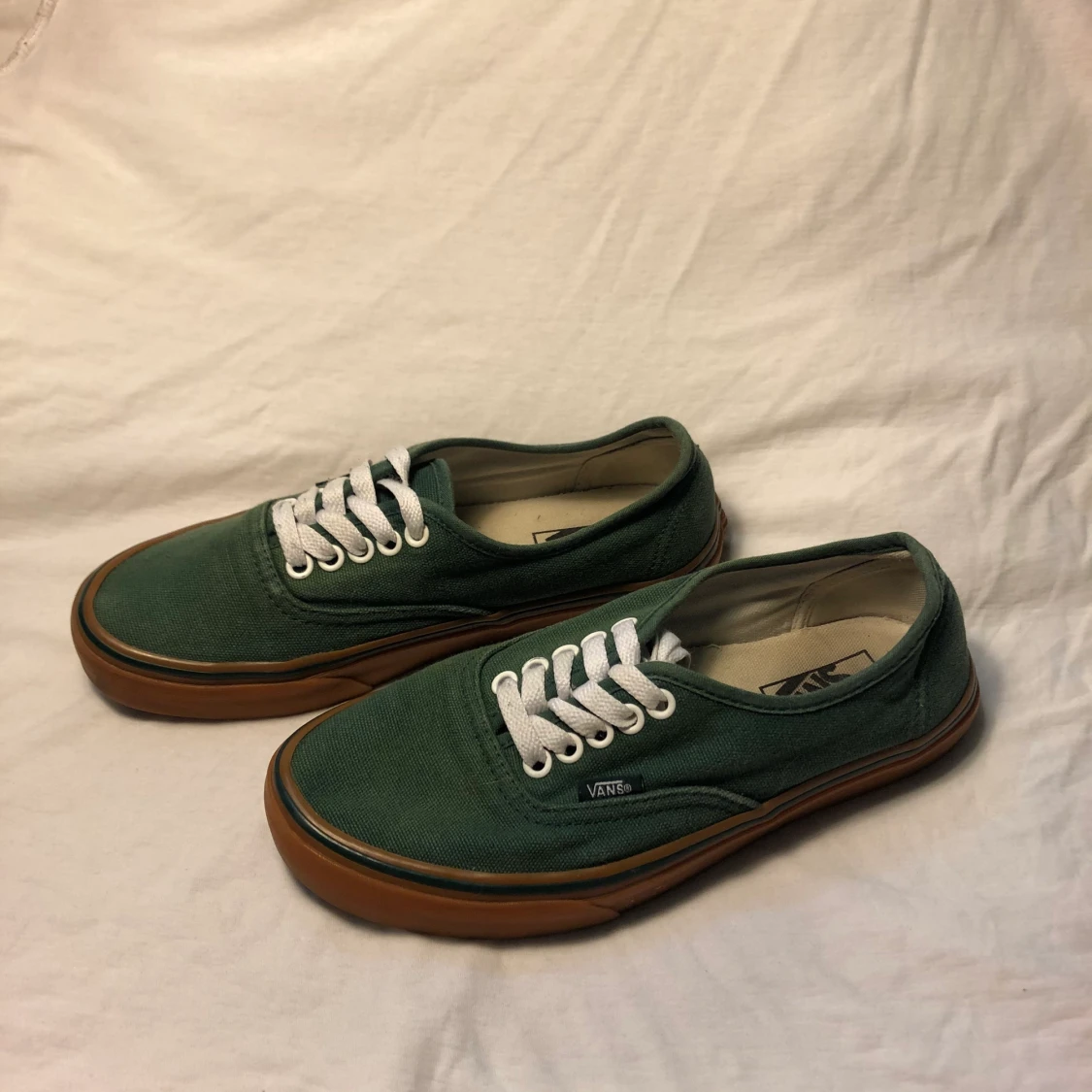 Gröna authentic Vans med brun kant