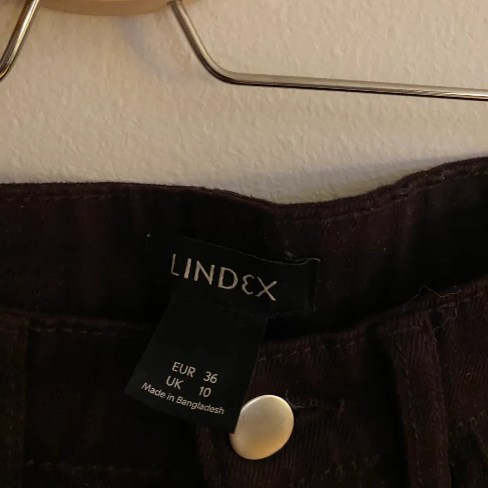 Säljer mina skitcoola croppade high waist jeans från Lindex i storlek 36. Aldrig använda (förutom testade) så i mycket bra skick. Passar mig som är ca 160 cm. Nypris 399kr. Skicka gärna till mig för fler bilder!🌟. Jeans & Byxor.