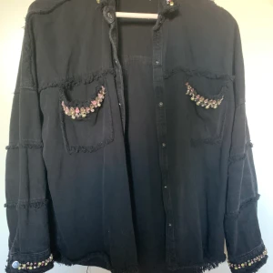 Jeans jacka  - Slutsåld jeans jacka från zara. Storlek s-m