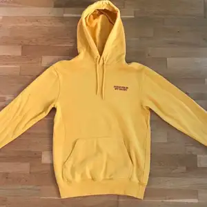 En gul hoodie med trycket ”Forever in my heart”. Hoodien är i superbra skick. Säljer hoodien då jag vill bli av med den