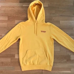 Gul hoodie med tryck - En gul hoodie med trycket ”Forever in my heart”. Hoodien är i superbra skick. Säljer hoodien då jag vill bli av med den