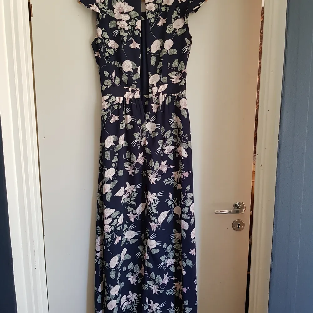 En otroligt fin klänning med blekt rosa blommor,ljust gröna blad på mörkblå botten. Köpt på MQ,märket STOCKH LM och endast använd vid ett tillfälle,superfin. Storlek 36. Klänningar.
