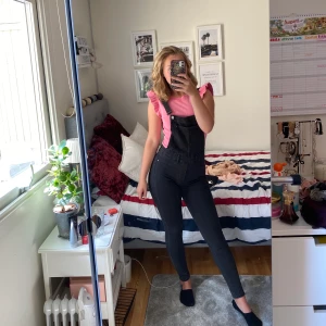 Hängselbyxor - Svarta hängselbyxor i strl 36. Använda 1 gång💕 