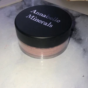 Annabelle Minerals rogue puder - Ett rouge puder från annablelle minerals👄 Frakt tillkommer på 11kr tror jag! <3 helt ny osv. Sjukt bra! Original priset ligger på 250-300!