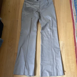 Byxor hm 38  - Så snygga byxor från hm storlek 38 beninnerlängd 82 cm. 97% bomull o 3% spandex. Vida härliga ben. Mörk beige. Frakt tillkommer 70kr. 