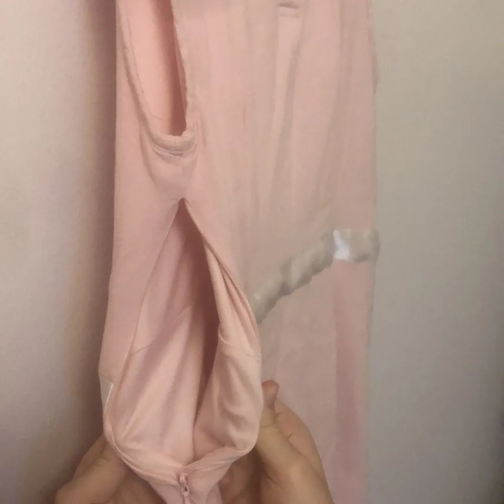 Rosa barn klänning med vitt band.💓 har inte använts mycket, storlek 146,152 passar kanske för en storlek mindre. 🙂 . Klänningar.