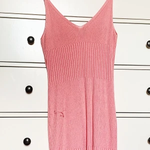 Rosa ribbad klänning  - Superfin klänning som formas efter kroppen! Ribbad i tyget. Endast använd en skolavslutning, men har ett litet hål i tyget längst ner som knappt syns. Går nedanför mina (167cm) knän. Sitter som en M/L. Pris kan diskuteras & köparen betalar frakt💞