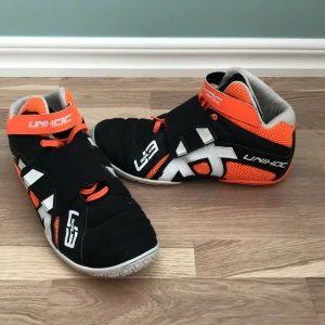 Innebandyskor - Fina innebandyskor för målvakt. Modell: Unihoc goalie U3. Köpare betalar frakt (Swish). Skriv gärna om du vill veta mer om produkten!