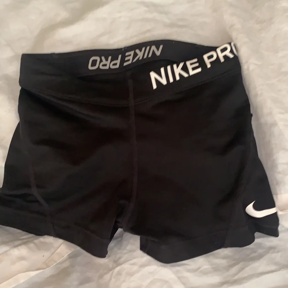 Säljer mina Nike pro shorts i stl xs då dem inte passar mig. Superfint skick och knappt använda!😎 Frakt 36kr. Shorts.