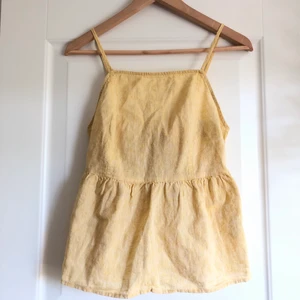 Gul linnetopp, XS-S - Gul linnetopp från Nelly. Halterneck med cut out i ryggen. Passar XS och S. Aldrig använd då jag har storlek M. 80 kr exklusive frakt 