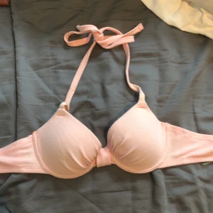 Ljusrosa bikiniöverdel  - Jättefin ljusrosa bikiniöverdel från Twilfit i Strl 70B. 50 kr + frakt✨