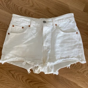 Vita shorts  - Vanliga vita shorts från Levis som är i ett mycket fint skick☺️ har ribbade kanter nedtill och snygga slitningar vid fickorna! Säljer dom för 100kr, frakt tillkommer :)