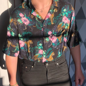 Skjorta- kortärmad - Mönstrad skjorta. Man ser längden på bild 2. 50kr+frakt