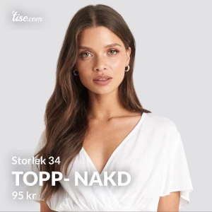 NAKD topp - Superfin topp ifrån NAKD, storlek 34. Passar xs/ s💛 Superfint skick✨ Omlott modell, med resor längst ned, sitter så fint på!  Stryks innan den skickas iväg 💜 Köparen betalar frakt 🚚 OBS: Priset= 60kr för tröjan