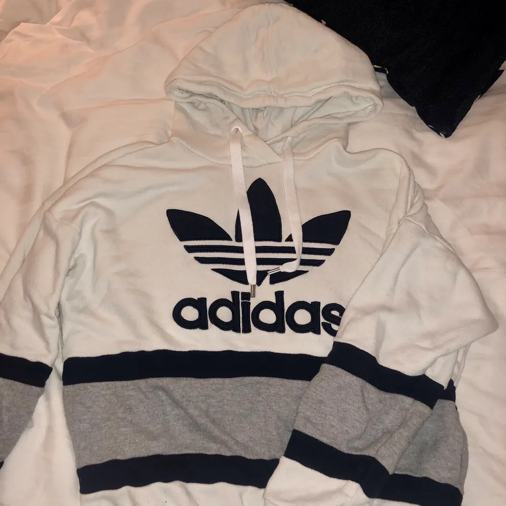Adidas hoodie i storlek S, tröjan är vit, grå och mariblå/svart. använd några gånger men ser ut som ny. Tröjor & Koftor.