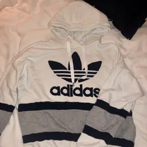 Adidas hoodie i storlek S, tröjan är vit, grå och mariblå/svart. använd några gånger men ser ut som ny