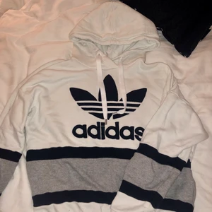 Adidas hoodie - Adidas hoodie i storlek S, tröjan är vit, grå och mariblå/svart. använd några gånger men ser ut som ny
