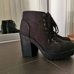 Snygga klackskor från H&M - Riktigt snygga plattformar med snörning. Mycket bra skick! Använd ca 3 gånger. Rekommenderas också för personer med storlek 38!  Köpare står för frakt! 
