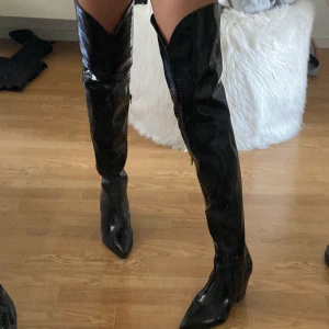 Lårhöga stövlar  - Använda vid ett tillfälle. Storlek 37. Går även att vika ner (se bild 2). Mötas upp eller frakta. Frakt 60kr. Skickar ej fler bilder än de som finns! :)