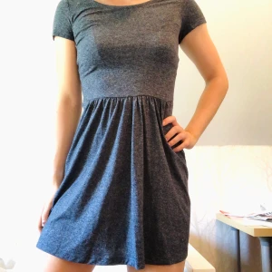 SKATER DRESS - Skater dress med markerad midja vilket ger jättefin form. Endast använd en gång så mycket fint skick. Nu har den tyvärr blivit lite kort på mig (jag är 183 cm). Storlek M men passar även XS och S. FRI FRAKT💗
