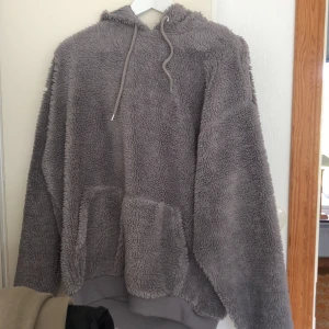 Asos storlek M - En huvtröja med teddy material, overzise. Aldrig använd.