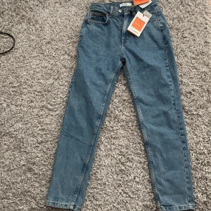Mom jeans - Säljer ett par super snygga mom jeans från Pull and bear! De har tyvärr inte kommit till användning sen jag köpte de och nu är det försent att skicka tillbaka! Storlek 32 och aldrig använda! Tar emot Swish och köparen står för frakt!😊