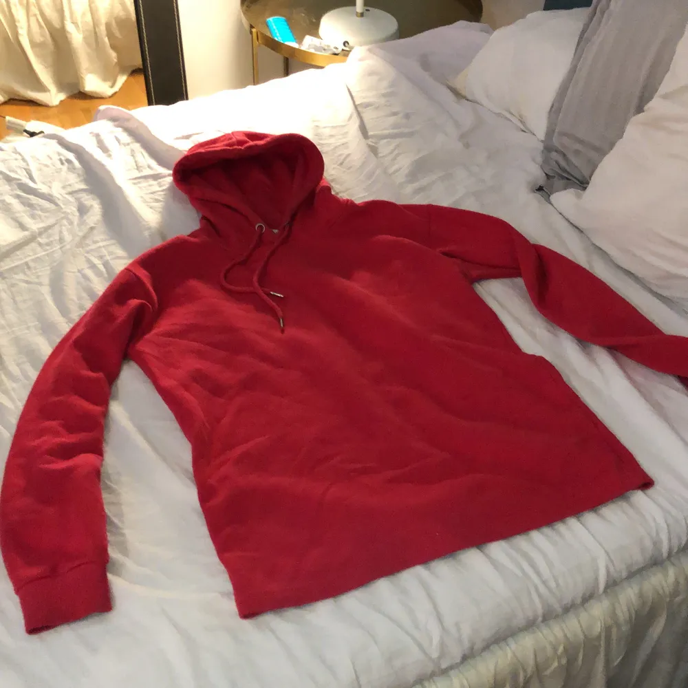 En vanlig basic röd hoodie i stl xs, funkar även som en S. Bra skick. Hoodies.