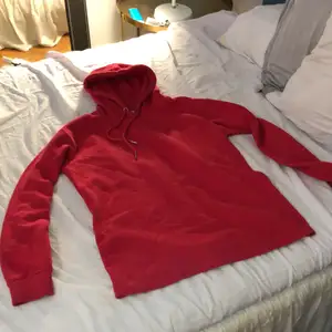 En vanlig basic röd hoodie i stl xs, funkar även som en S. Bra skick