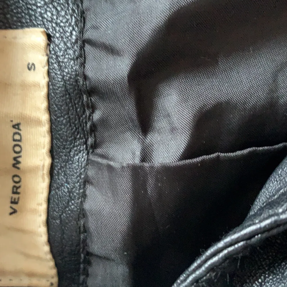 Skinnjacka från Vero Moda i storlek S, superfin men använder inte längre därav säljer jag den. Något år gammal men ser fortgarande ut som ny! Köparen står för frakt och tar endast emot swish 🎀. Jackor.