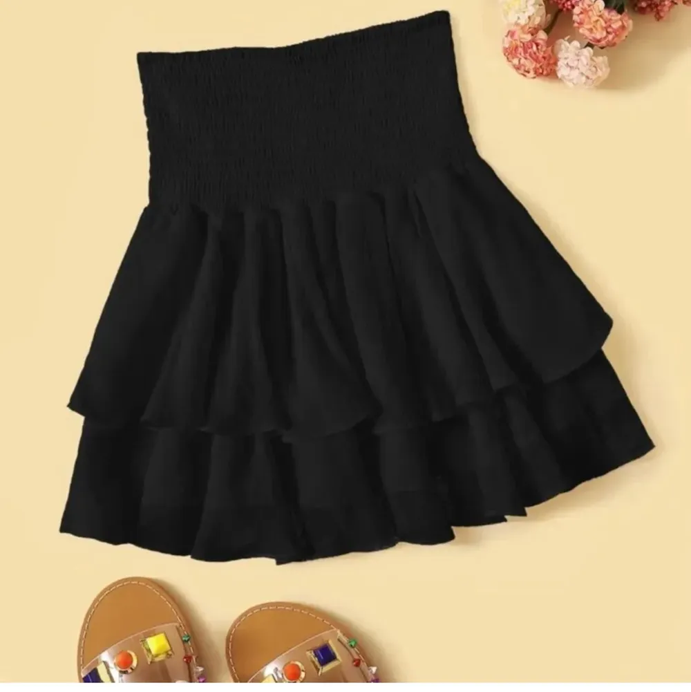 Säljer min svarta volangkjol. Använd en gång men säljs då jag har flera liknande kjolar. Blev för rörigt på förra anonsen så därför lägger jag ut igen👍🏻 bud:140kr + frakt. Kjolar.