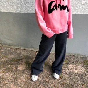 Carin Wester Hoodie - Cool hoodie från Carin Wester. Superfint skick. Ganska croppad modell och passar de flesta storlekar beroende på hur man vill att den ska sitta. Stl L. 
