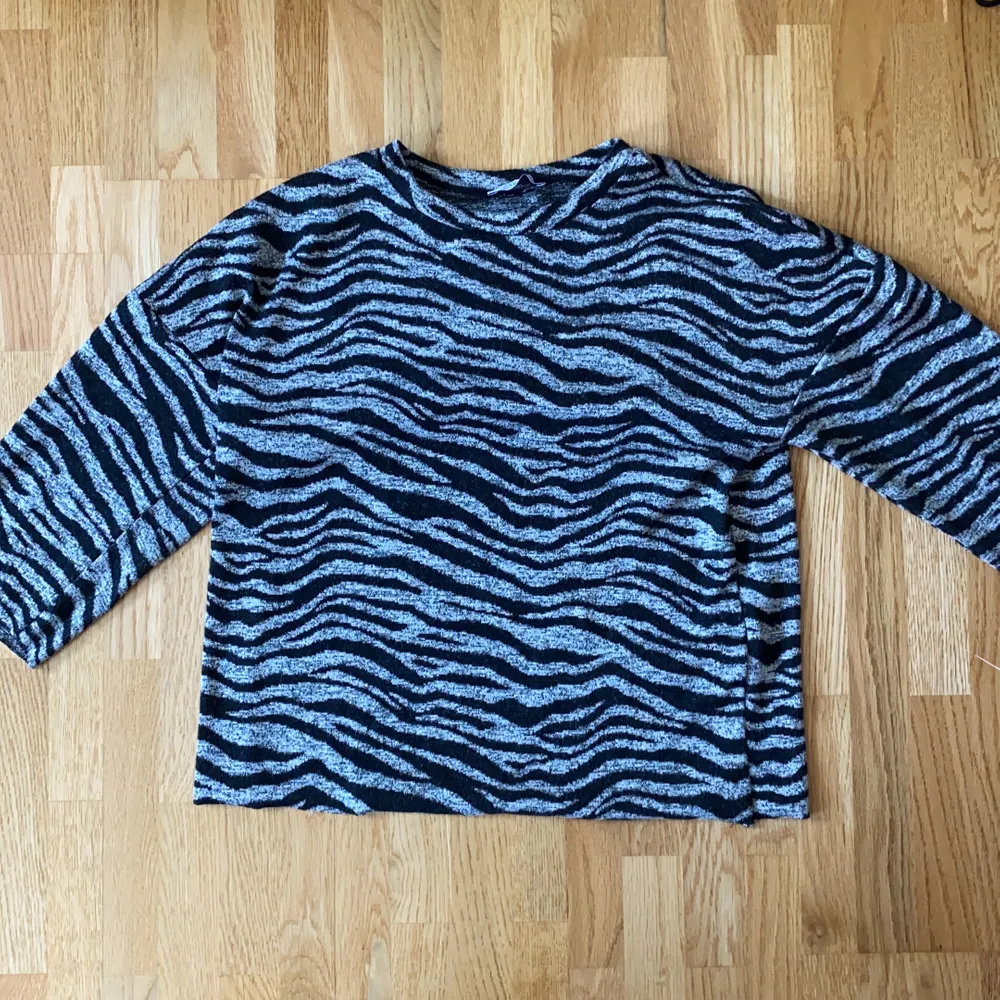 Grå stickad tröja i jätteskönt material med zebramönster köpt på Zara! Den har trekvartslånga ärmar💘 Kan mötas i upp Stockholm annars står köparen för frakt!. Tröjor & Koftor.
