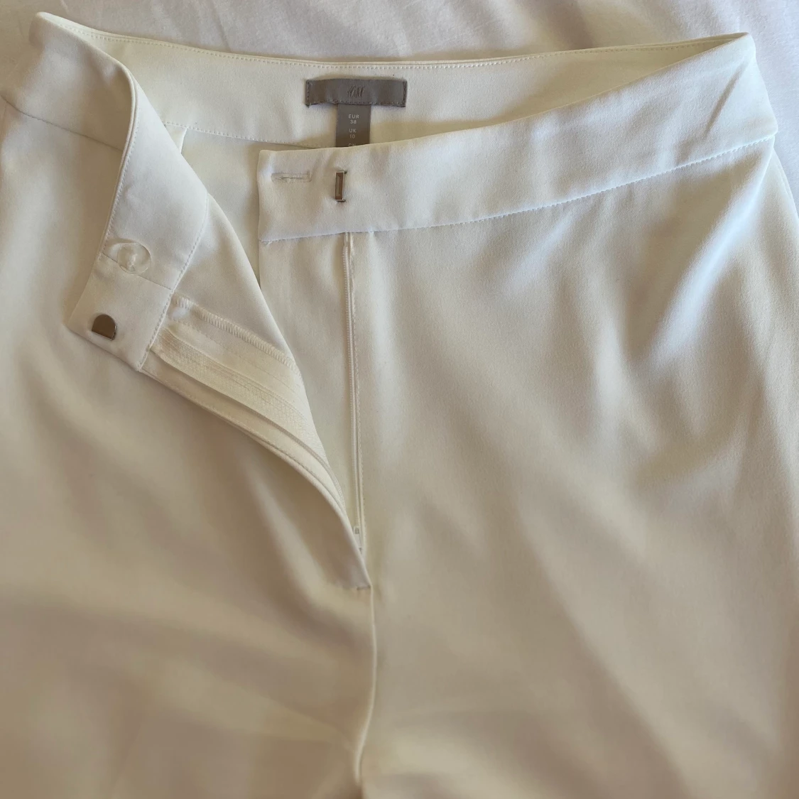 Vita kostymbyxor med slits