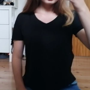 Svart t-shirt  - Finns inga tecken på användning. Köparen står för frakten🤗