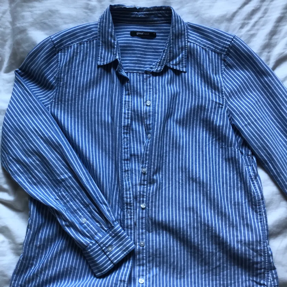 En skön o supersnygg skjorta från Ginatricot!👔 Det står storlek 40 men skulla säga att den är mer av en 36/38 typ👍🏼 säljs pga har alldeles för många skjortor :///💙. Skjortor.