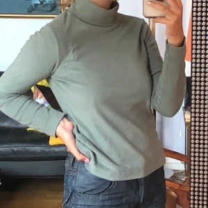 grön polotröja - En grön polotröja från UNIQLO, bilderna visar inte riktigt rätt färg. Storlek S. Helt oanvänd, därav säljs den. Du står för frakten ifall du inte vill mötas upp i centrala sthlm ❤️