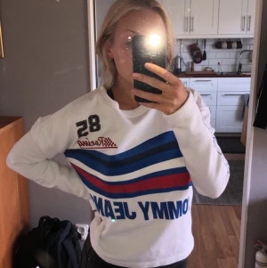 Tommy Hilfiger tröja - Svincool tröja från Tommy! Storlek Xs, inga fläckar/bristningar i trycket 