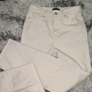 Jeans - Skit snygga raka beiga jeans från Vero Moda storlek 26/32😍 ingen bild på pga alldeles för stora i storleken för mig tyvärr. Helt oanvända bara testade så de är inga fel på dom alls, som nya bara att prislapparna är borttagna ❤️ ny pris 500 mitt pris 300+42 i frakt💕