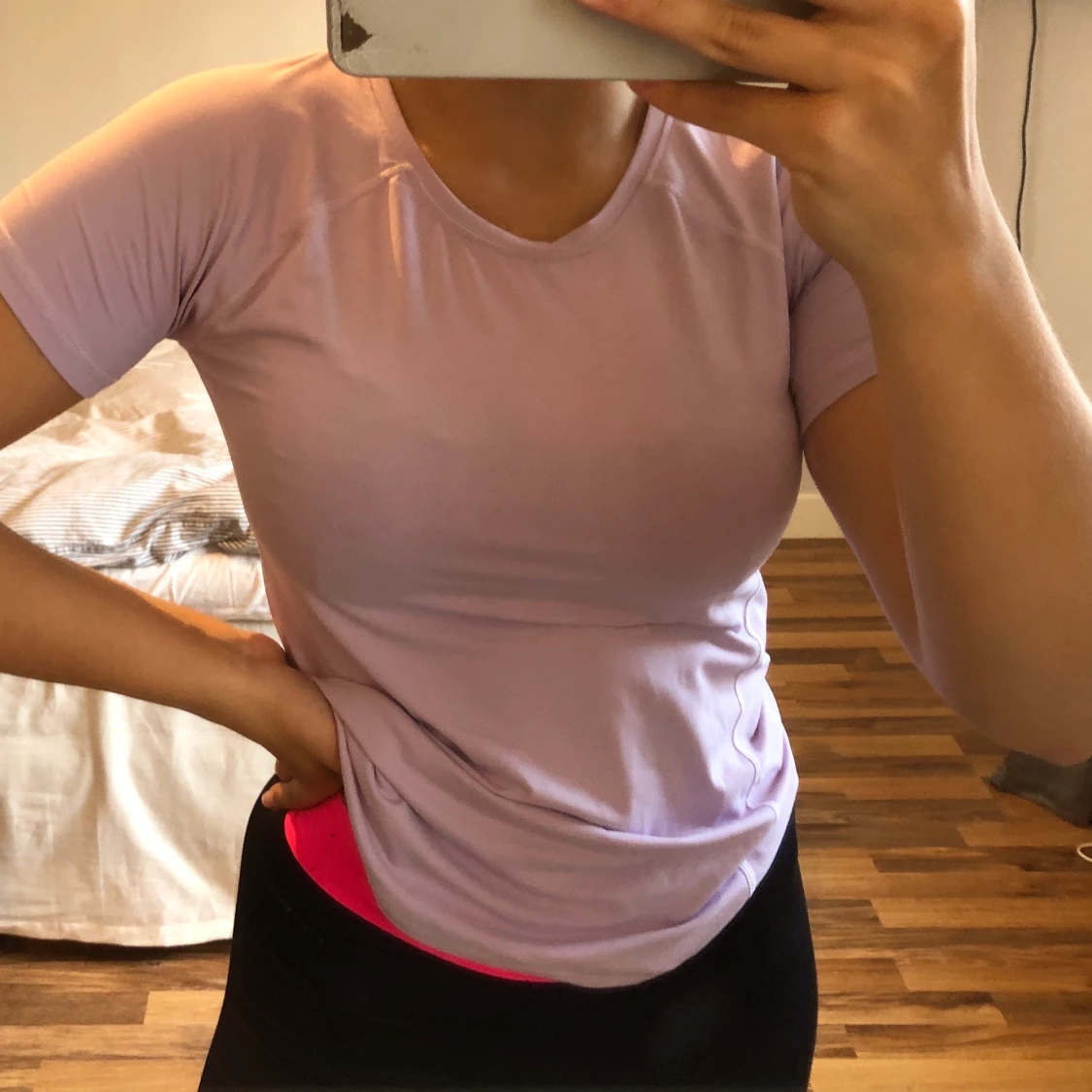 Lila träningstshirt