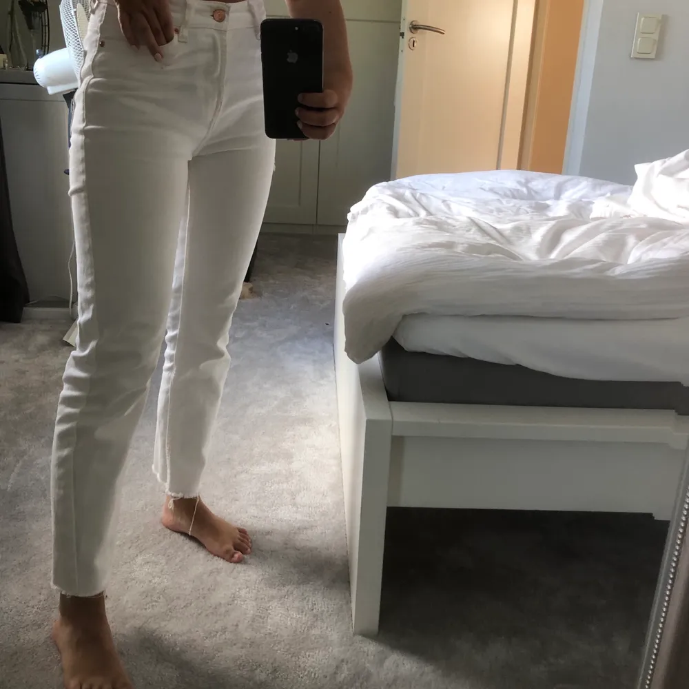 Vita mom jeans från bershka🤍 köparen står för frakten . Jeans & Byxor.