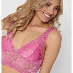 Spetstopp - Säljer denna söta spetstopp från ONLY, endast testad💖 storlek L men sitter som M!! Pris kan diskuteras 🥰