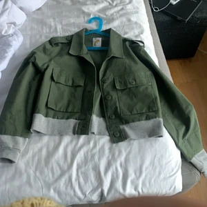 Grön jacka  - Säljer denna skit snygga jacka från Maria westerling, använ en gång så den är i väldigt bra skick. Materialet är så skönt och passar för de med strolek s/m 
