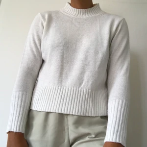 Monki vit stickad tröja  - Superfin vit stickad tröja från monki.🐒 I bra skick!💫🦋 Frakt tillkommer.🚚 Kommer från ett djur- och rökfritt hem.🐶🐱🚭