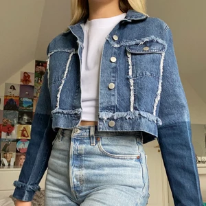 Jeansjacka cropped strl 38 - Säljer denna slutsålda jeansjacka från NAKD. Helt oanvänd och prislappen är kvar. Så cool och unik!! Skriv privat för fler bilder🥰🥰